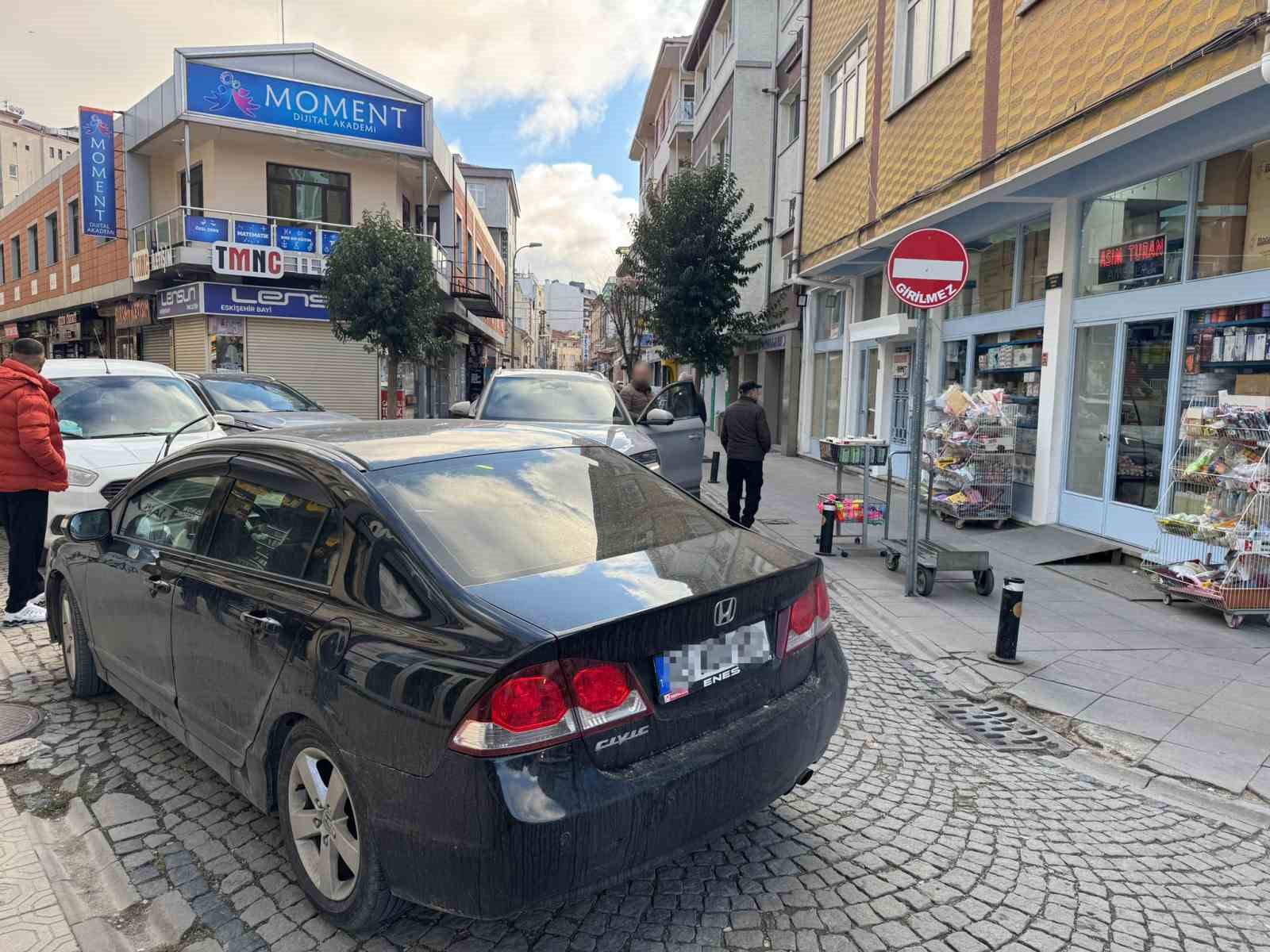 Hatalı park trafiği kilitledi
