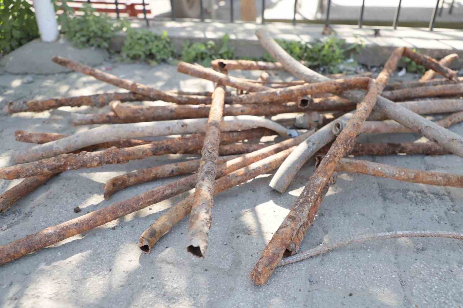 Hatay Büyükşehir Belediyesi, Dörtyol’da pastan tanınmaz hale gelen içme suyu şebeke hattını yeniliyor
