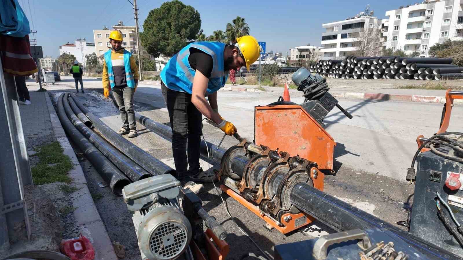 Hatay Büyükşehir Belediyesi, Dörtyol’da pastan tanınmaz hale gelen içme suyu şebeke hattını yeniliyor
