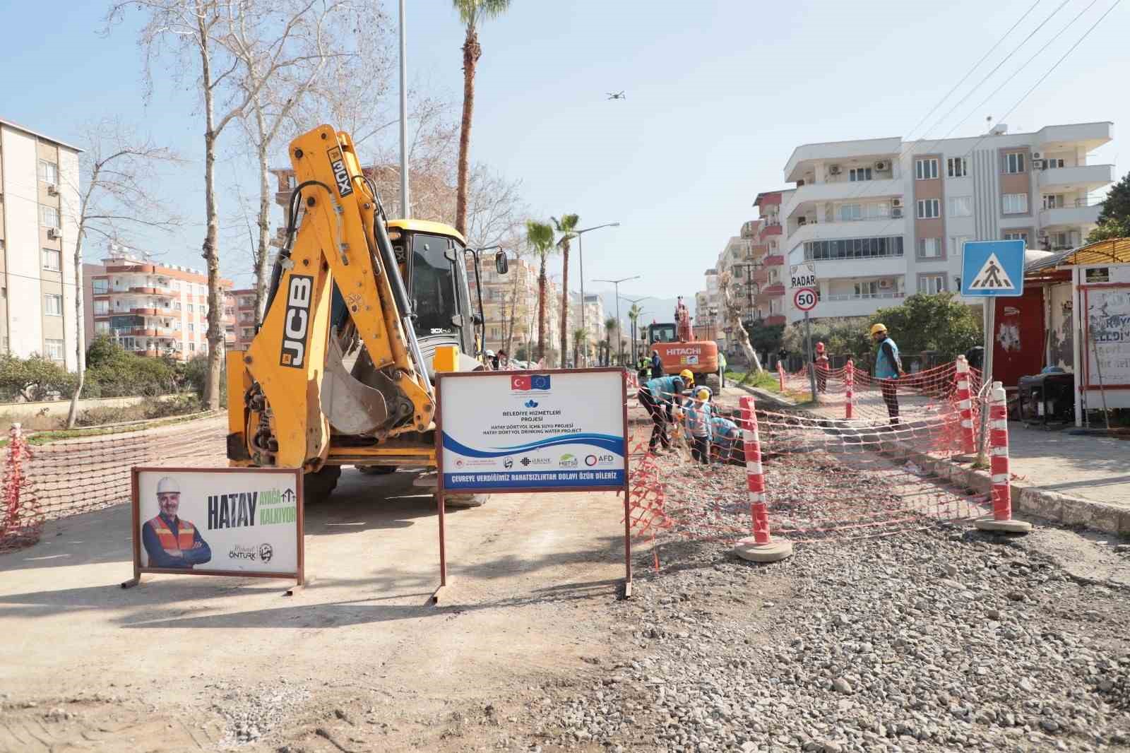 Hatay Büyükşehir Belediyesi, Dörtyol’da pastan tanınmaz hale gelen içme suyu şebeke hattını yeniliyor
