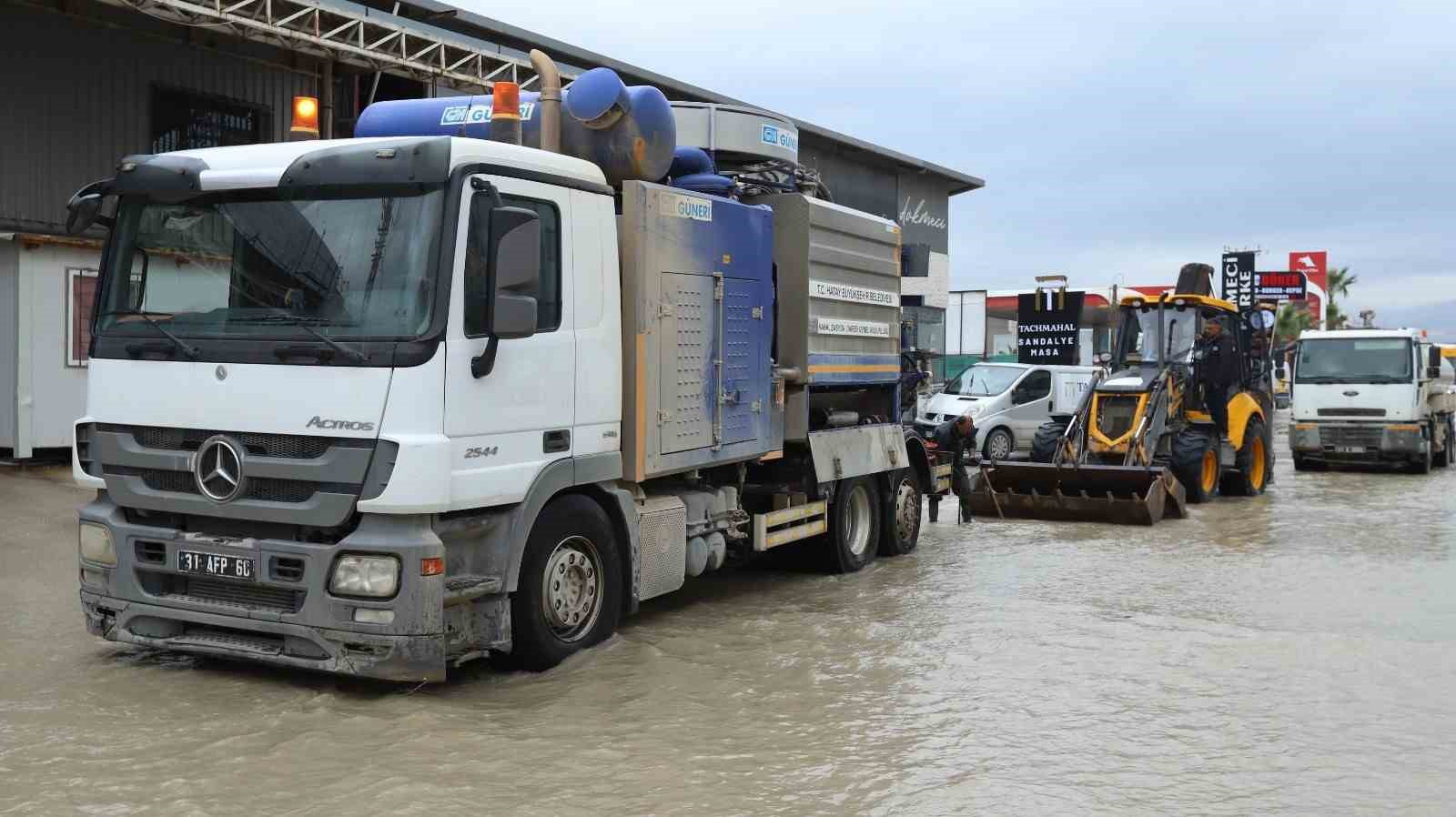 Hatay Büyükşehir Belediyesi ekipleri, 110 noktaya müdahale ederek 32 vatandaşı kurtardı
Hatay Büyükşehir Belediyesi ekipleri, 110 noktaya müdahale ederek 32 vatandaşı kurtardı