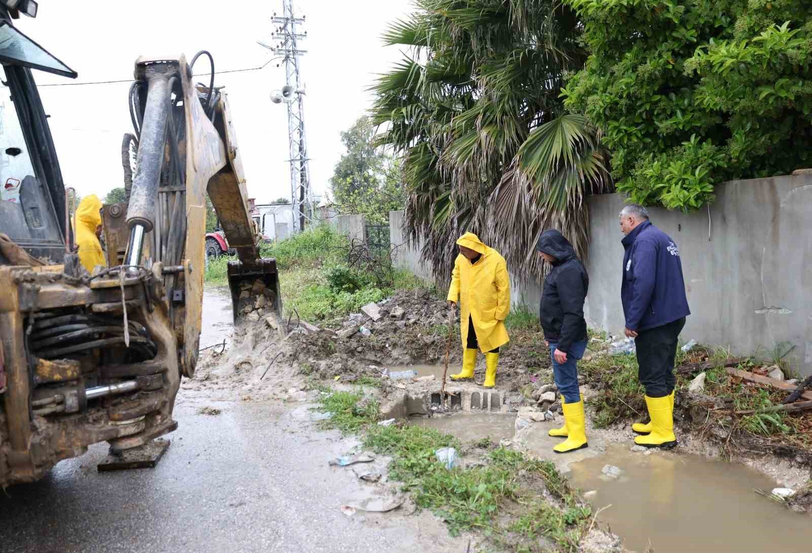 Hatay Büyükşehir Belediyesi ekipleri, 110 noktaya müdahale ederek 32 vatandaşı kurtardı
Hatay Büyükşehir Belediyesi ekipleri, 110 noktaya müdahale ederek 32 vatandaşı kurtardı