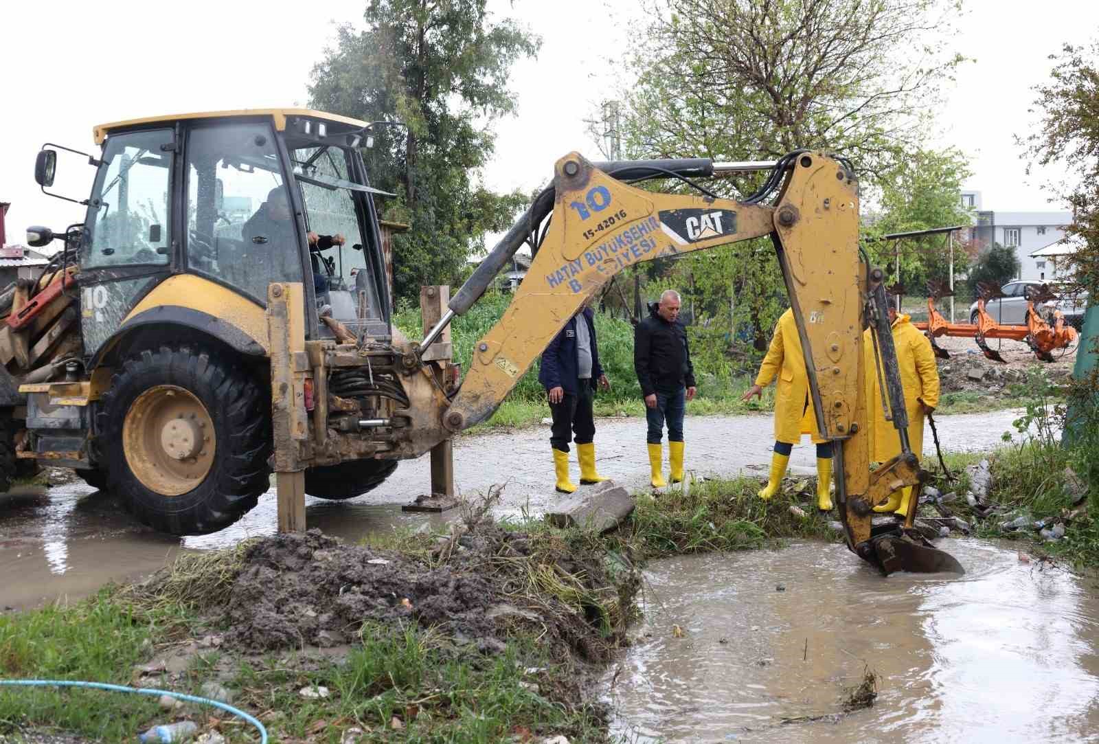 Hatay Büyükşehir Belediyesi ekipleri, 110 noktaya müdahale ederek 32 vatandaşı kurtardı
Hatay Büyükşehir Belediyesi ekipleri, 110 noktaya müdahale ederek 32 vatandaşı kurtardı