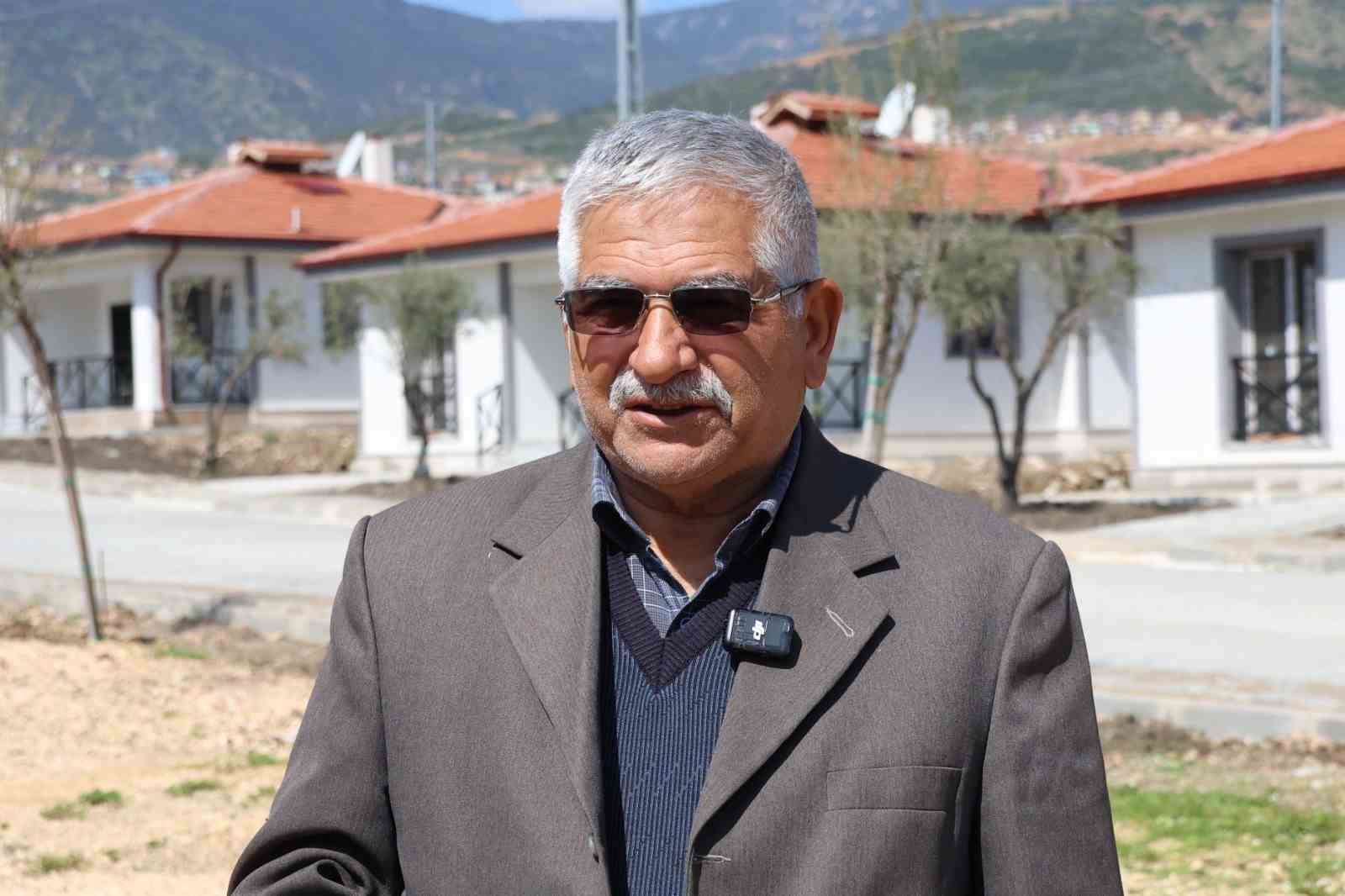 Hatay Büyükşehir Belediyesi, Karamağara’da inşa ettiği köy evlerinin anahtarlarını hak sahiplerine teslim etti
