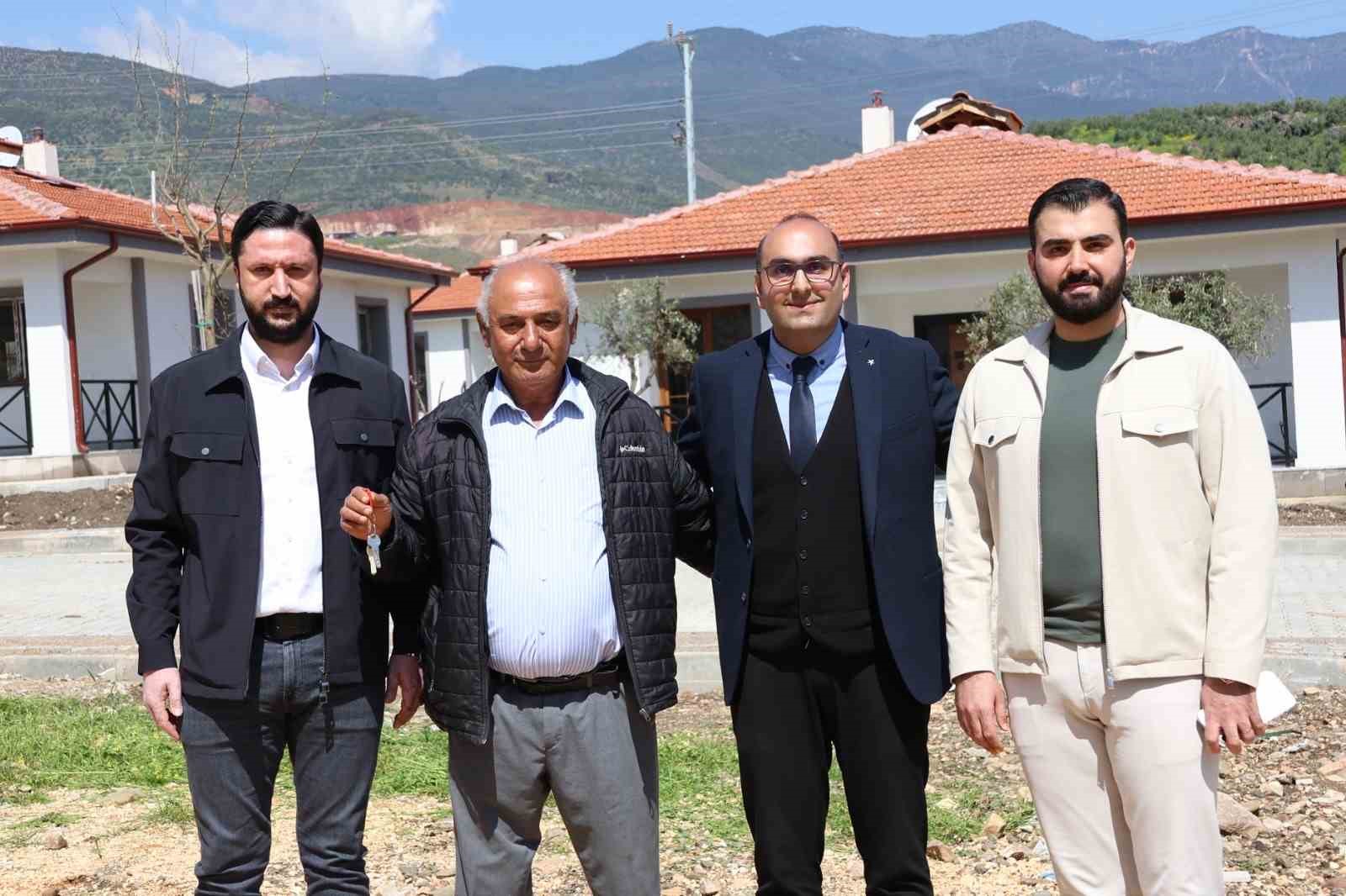 Hatay Büyükşehir Belediyesi, Karamağara’da inşa ettiği köy evlerinin anahtarlarını hak sahiplerine teslim etti
