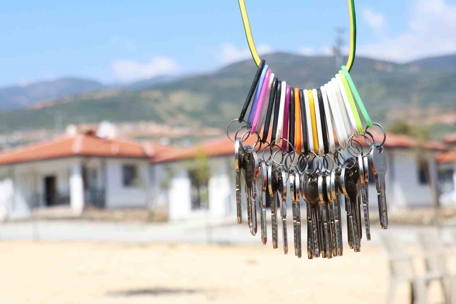 Hatay Büyükşehir Belediyesi, Karamağara’da inşa ettiği köy evlerinin anahtarlarını hak sahiplerine teslim etti
