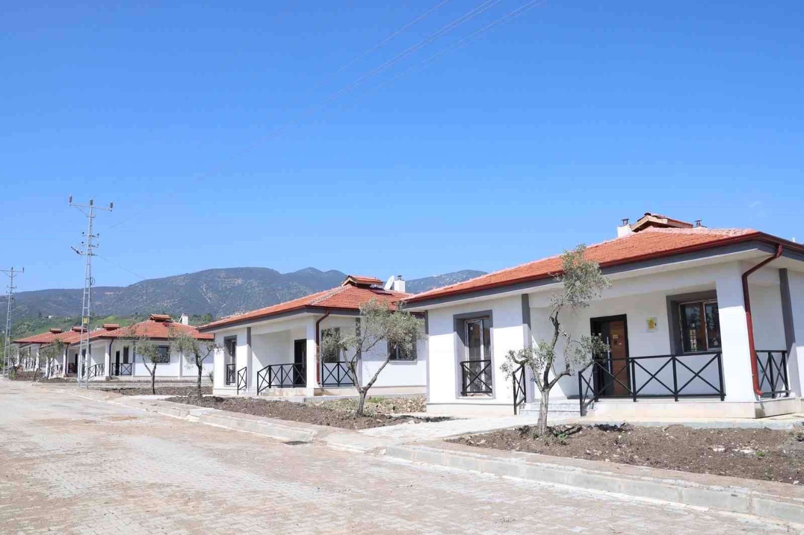 Hatay Büyükşehir Belediyesi, Karamağara’da inşa ettiği köy evlerinin anahtarlarını hak sahiplerine teslim etti
