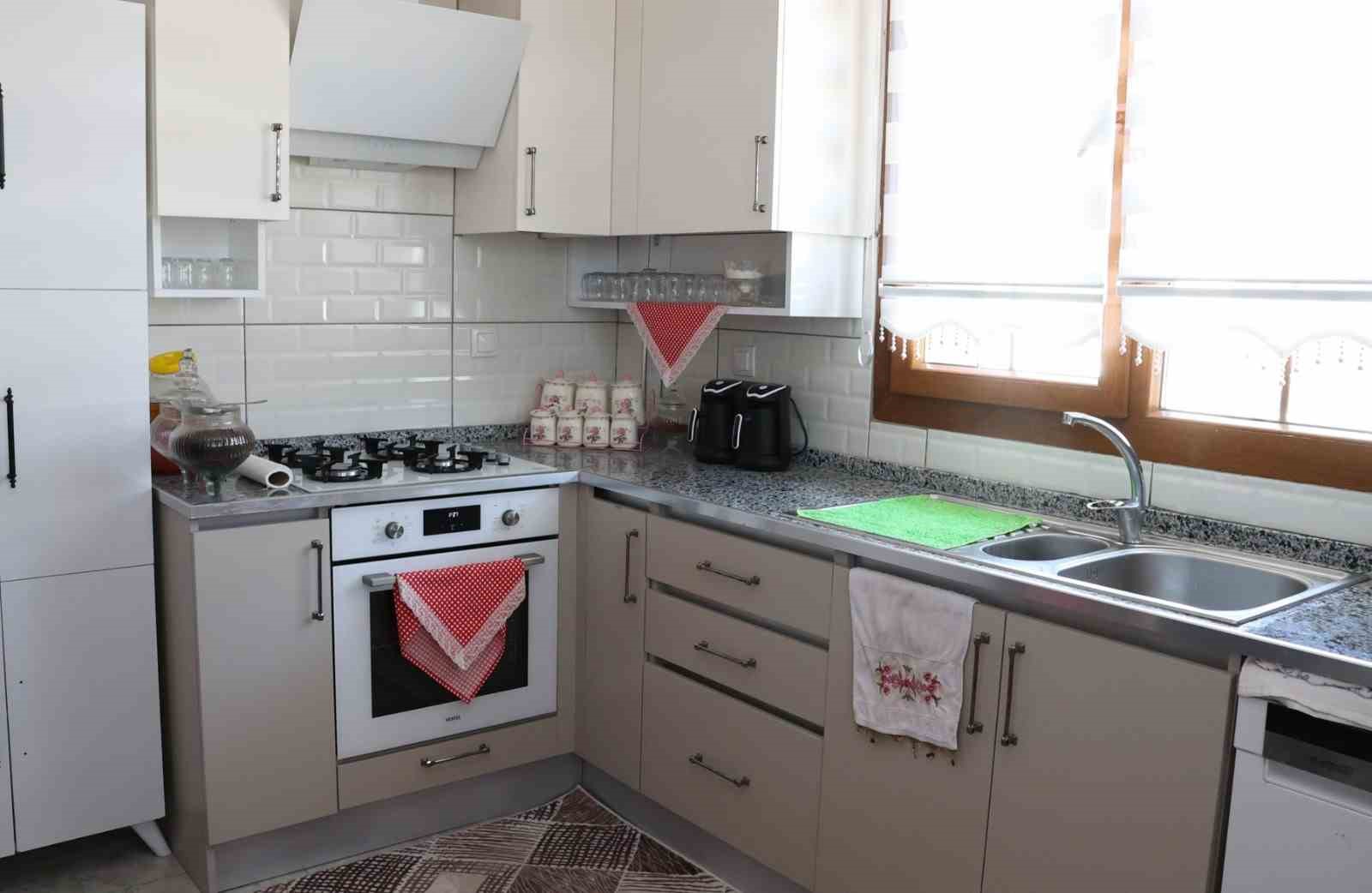 Hatay Büyükşehir Belediyesi, Karamağara’da inşa ettiği köy evlerinin anahtarlarını hak sahiplerine teslim etti
