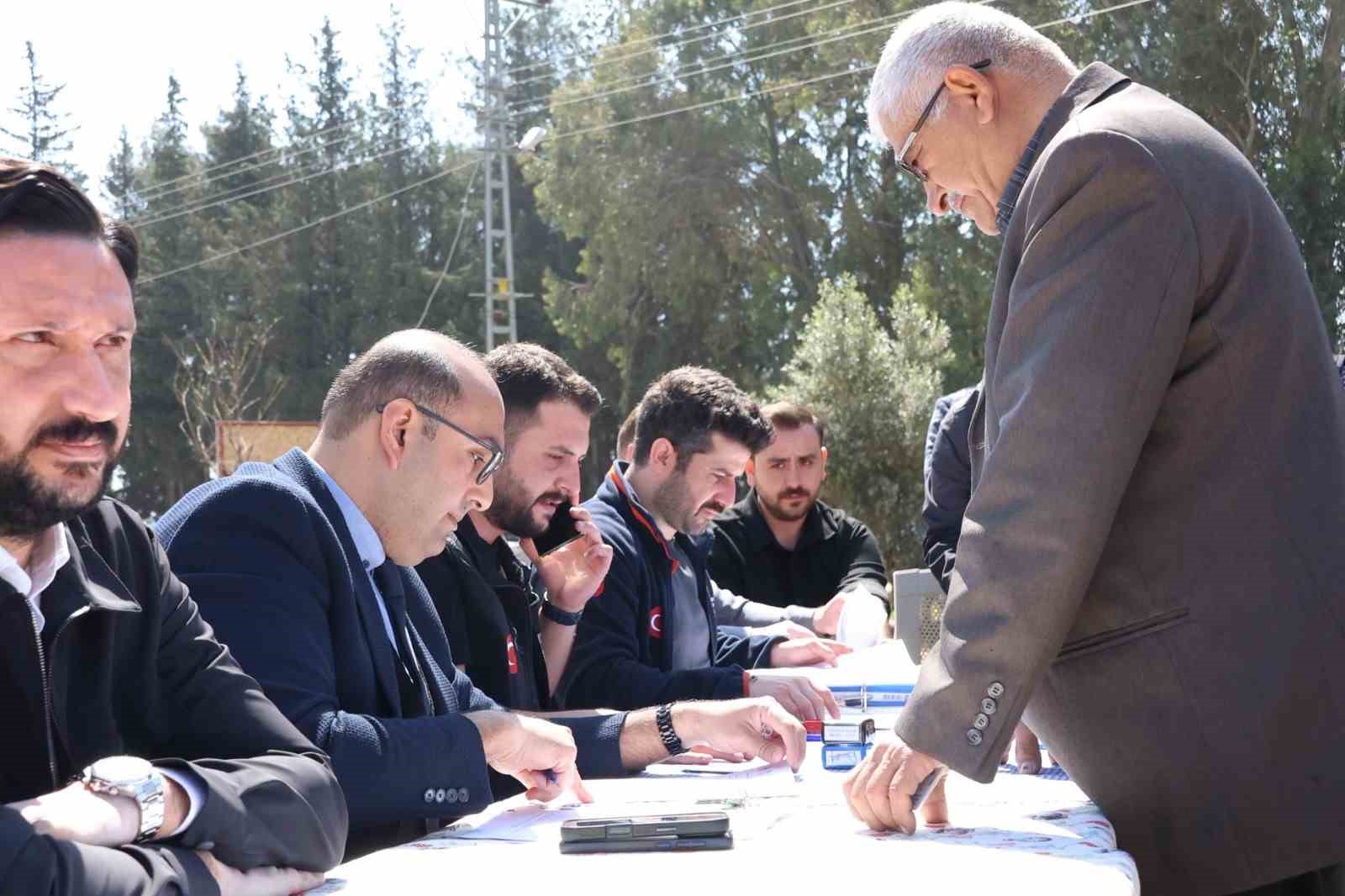 Hatay Büyükşehir Belediyesi, Karamağara’da inşa ettiği köy evlerinin anahtarlarını hak sahiplerine teslim etti
