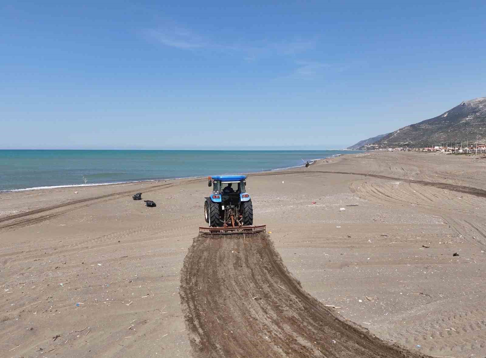 Hatay Büyükşehir Belediyesi, sahillerde temizlik çalışmasını yıl boyu sürdürüyor
