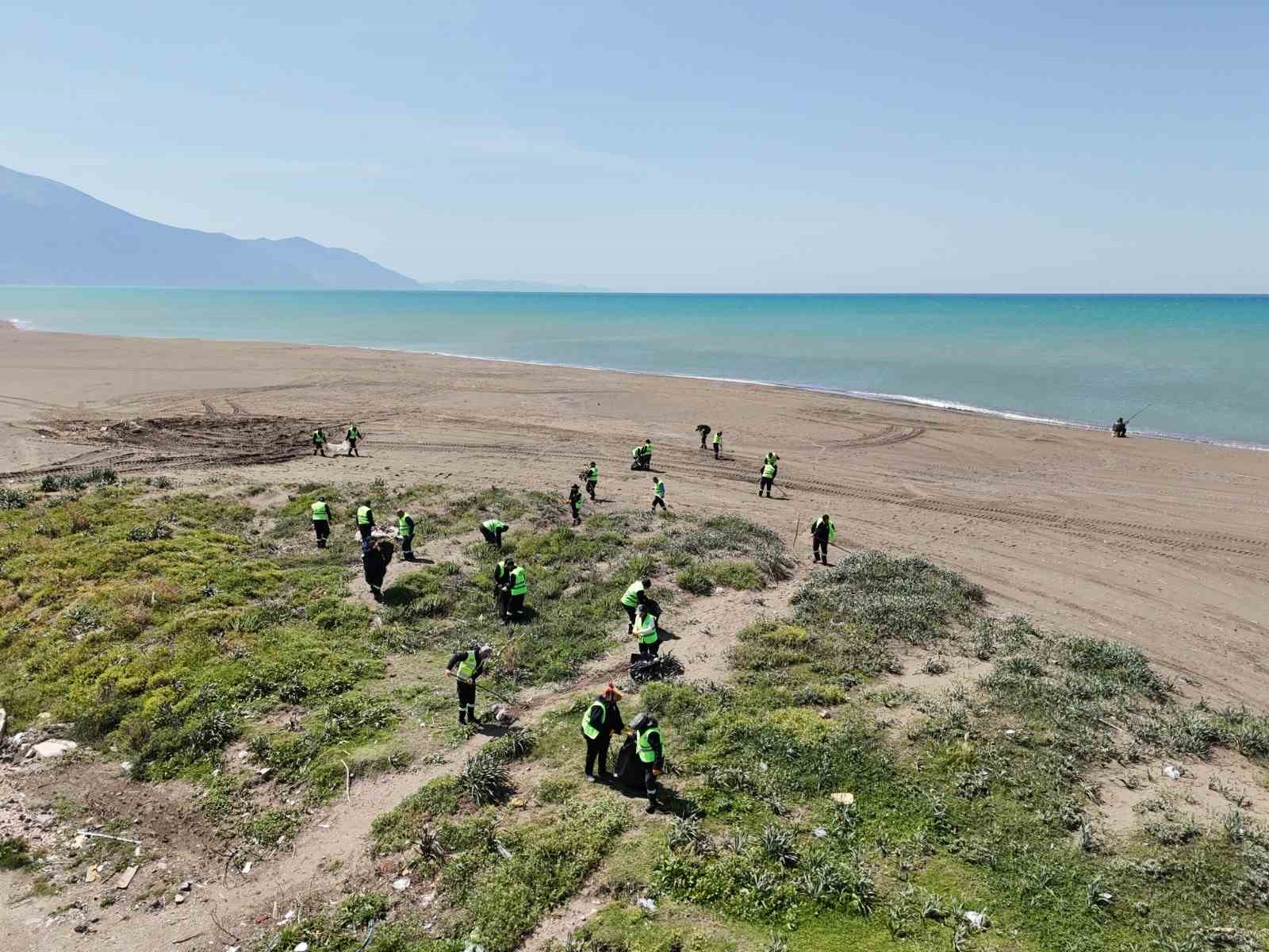 Hatay Büyükşehir Belediyesi, sahillerde temizlik çalışmasını yıl boyu sürdürüyor
