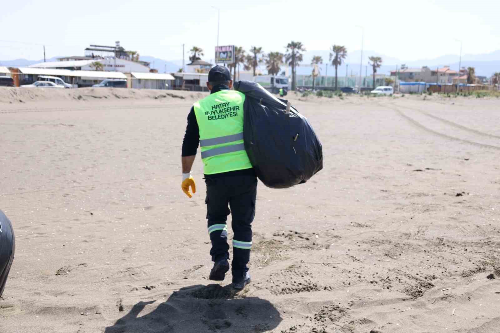 Hatay Büyükşehir Belediyesi, sahillerde temizlik çalışmasını yıl boyu sürdürüyor
