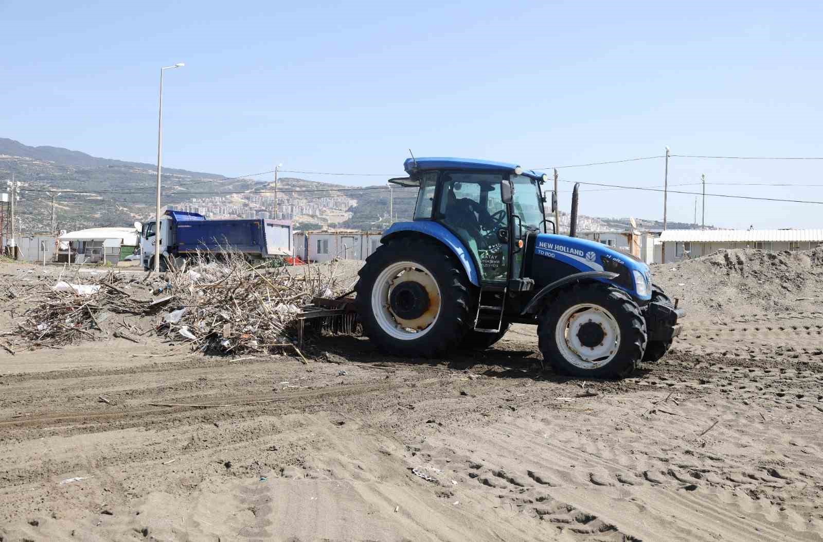 Hatay Büyükşehir Belediyesi, sahillerde temizlik çalışmasını yıl boyu sürdürüyor
