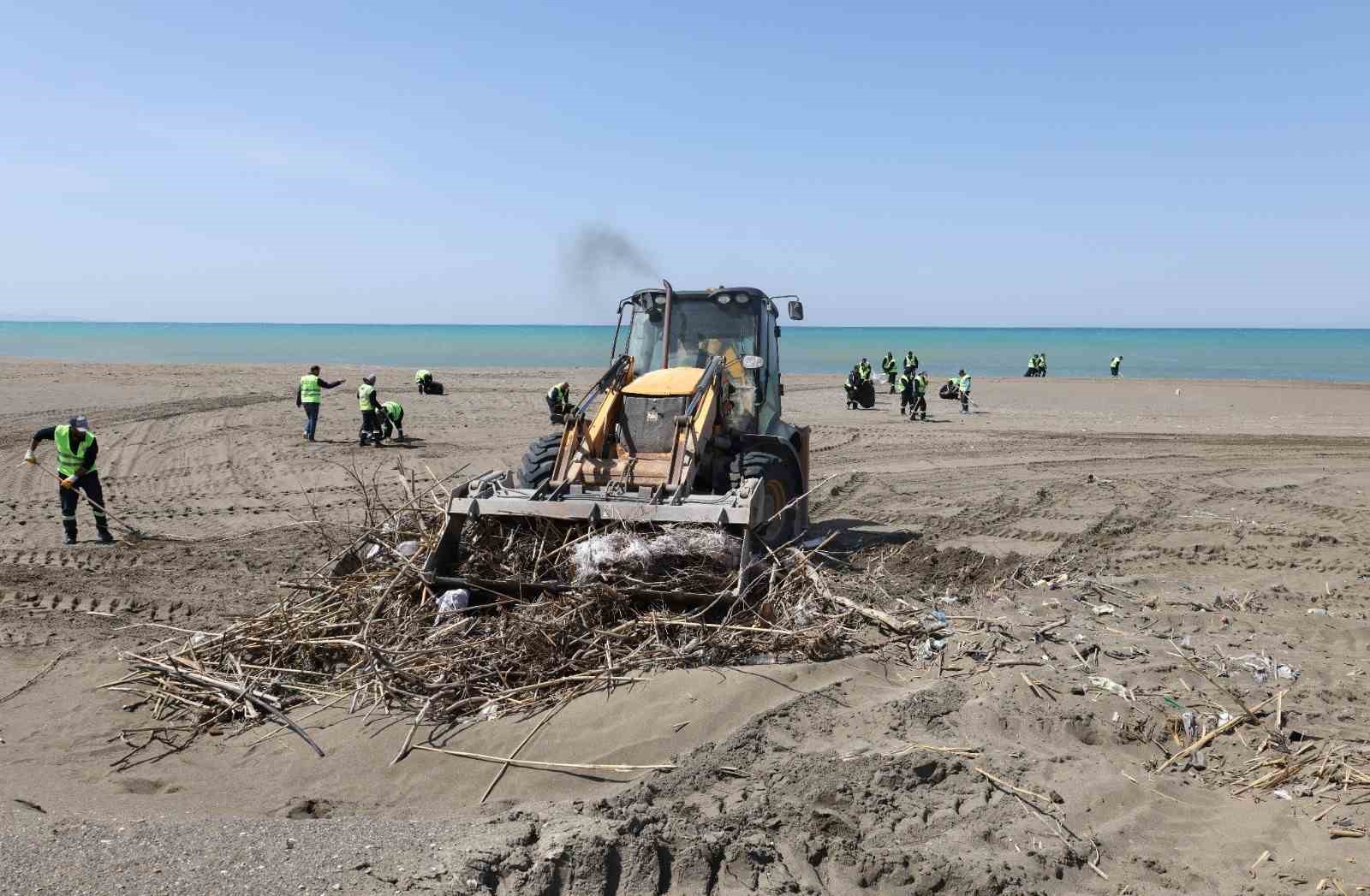 Hatay Büyükşehir Belediyesi, sahillerde temizlik çalışmasını yıl boyu sürdürüyor
