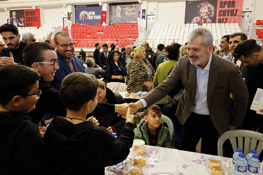 Hatay Büyükşehir Belediyesi’nin iftar sofrası Kırıkhan’da kuruldu
