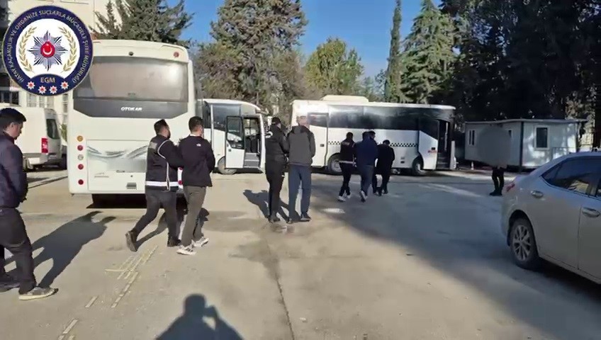 Hatay merkezli 8 ilde ‘Gümrük geçişinde rüşvet’ operasyonunda milyonlarca TL’lik döviz ve silah ele geçirildi
