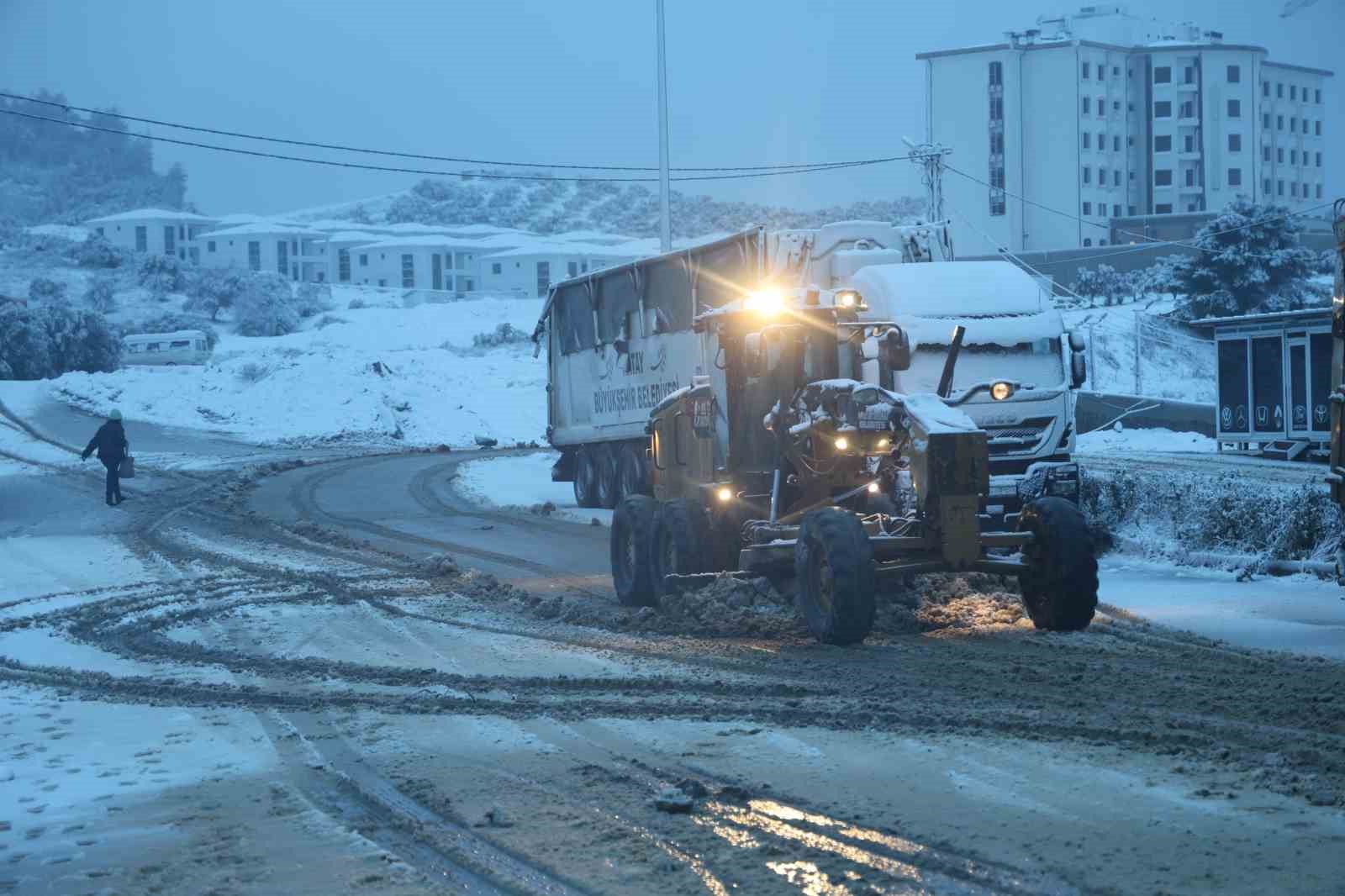 Hatay’da 10 ilçede eğitime ara verildi
