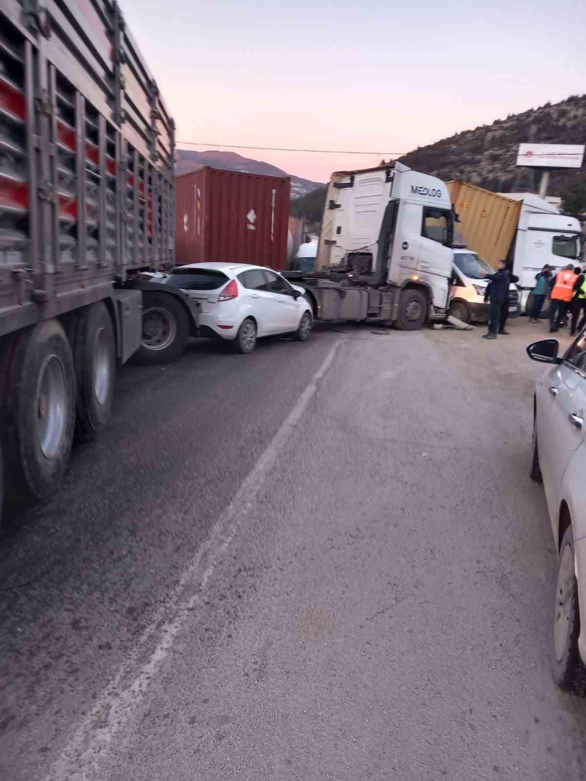 Hatay’da 12 aracın karıştığı kazada 11 kişi yaralandı
