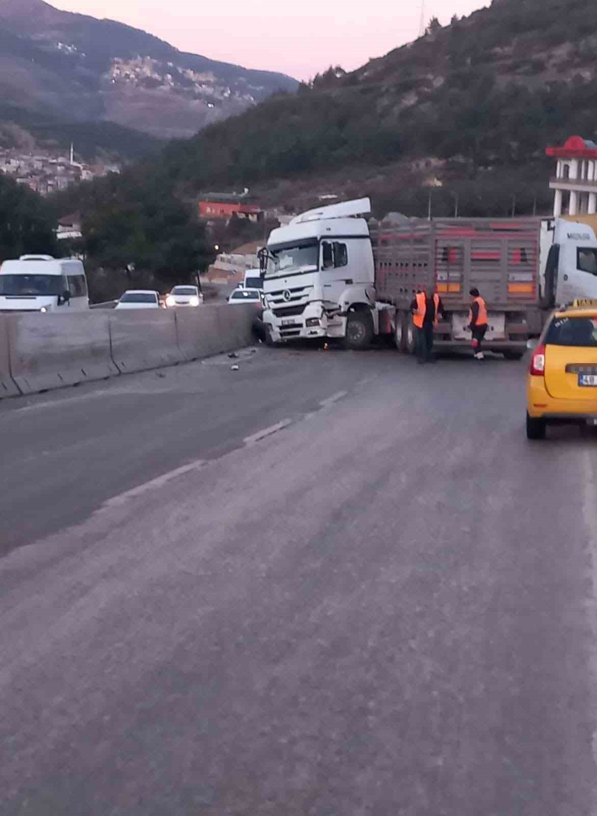 Hatay’da 12 aracın karıştığı kazada 11 kişi yaralandı
