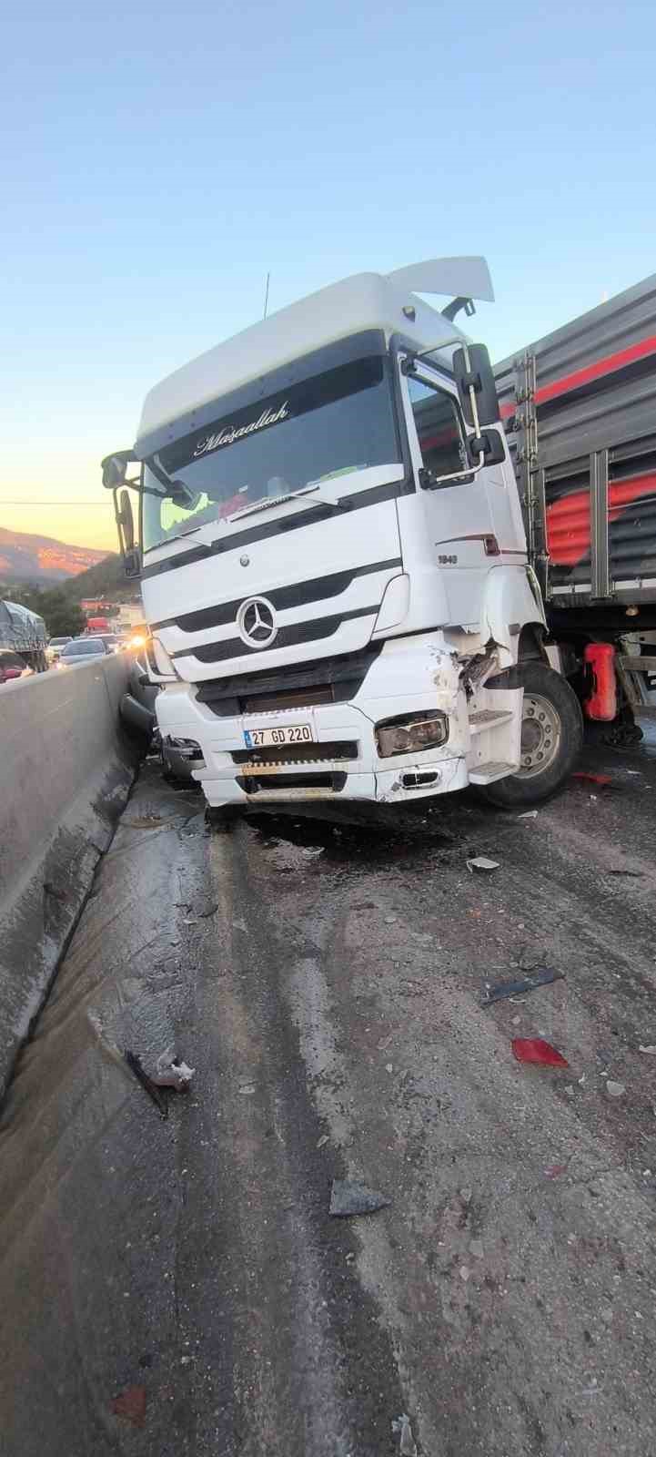 Hatay’da 12 aracın karıştığı kazada 11 kişi yaralandı
