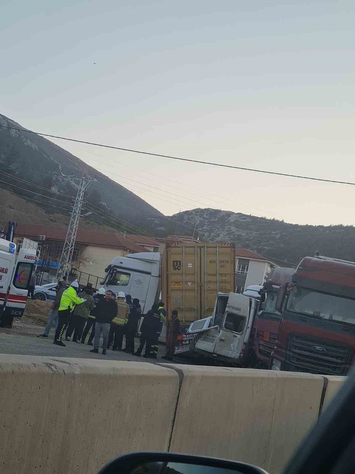 Hatay’da 12 aracın karıştığı kazada 11 kişi yaralandı
