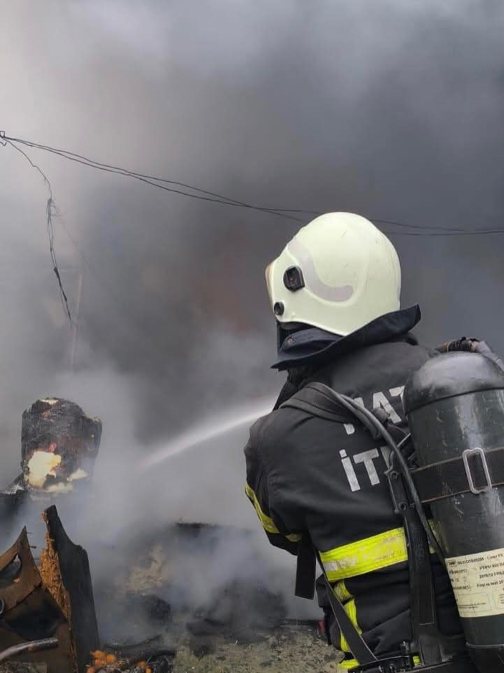 Hatay’da alevlere teslim olan konteyner kullanılamaz hale geldi
