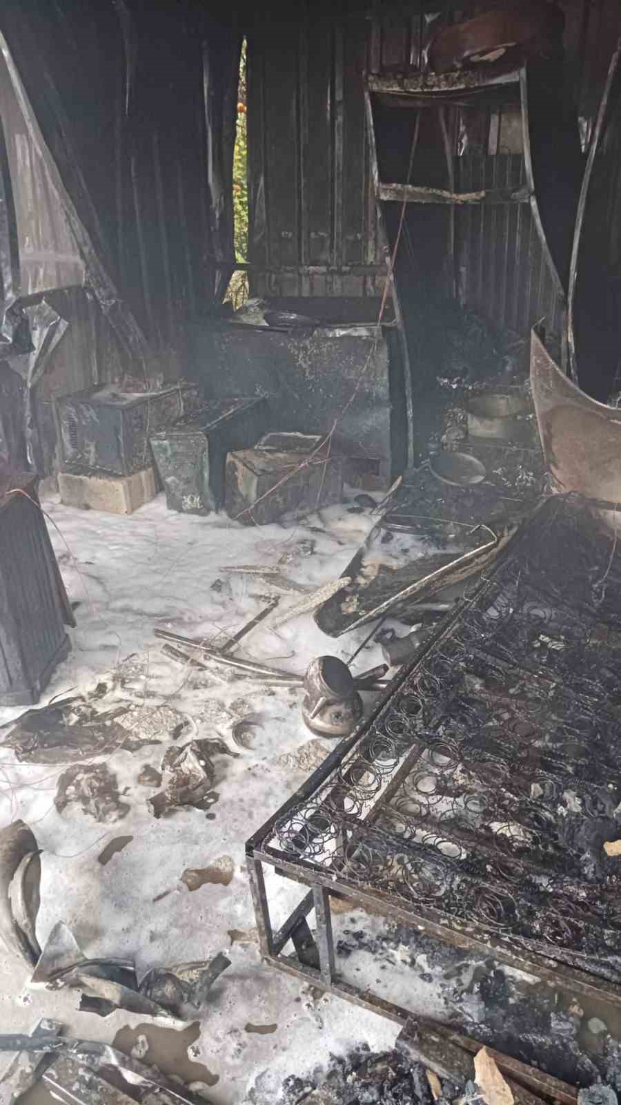 Hatay’da alevlere teslim olan konteyner kullanılamaz hale geldi
