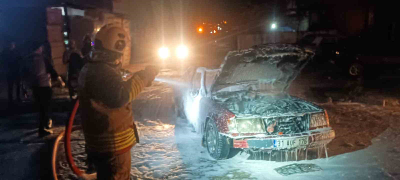 Hatay’da alevlere teslim olan otomobil kullanılamaz hale geldi

