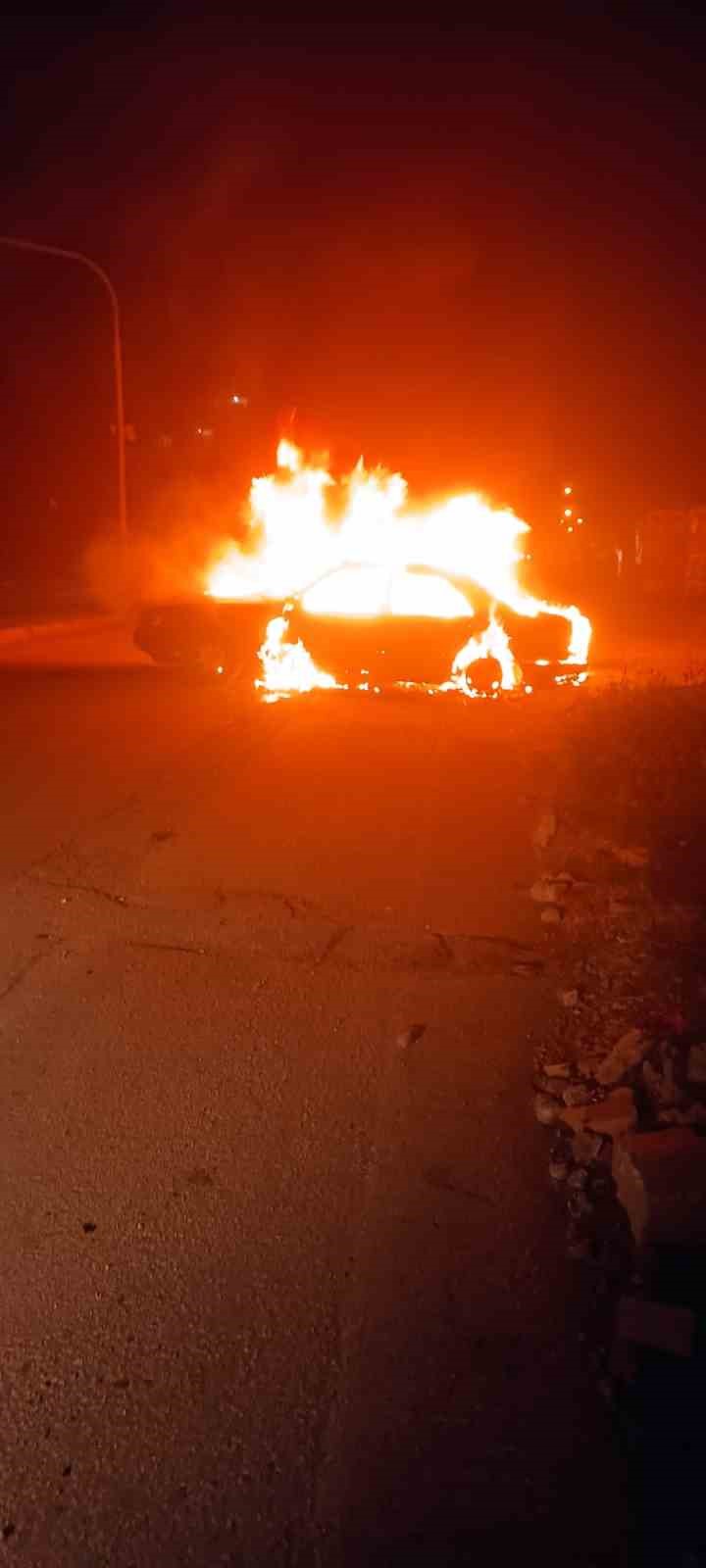 Hatay’da alevlere teslim olan otomobil kullanılamaz hale geldi
