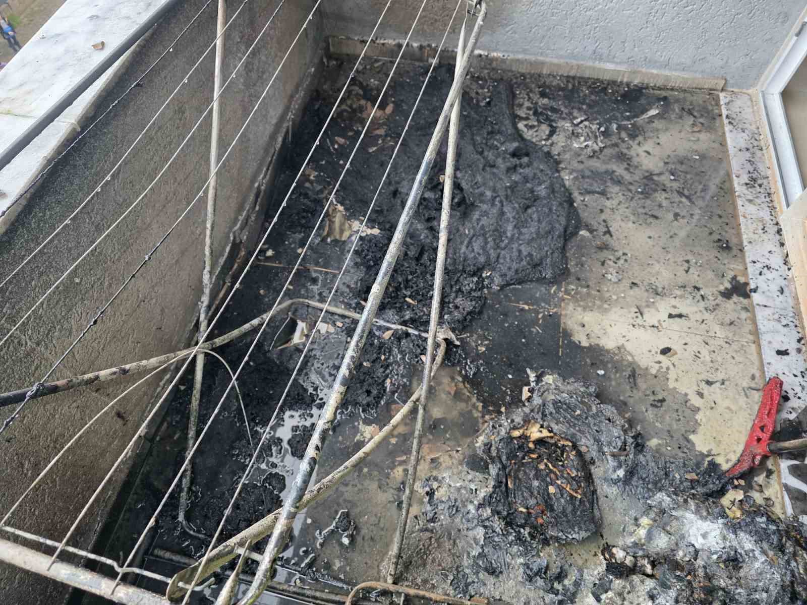 Hatay’da apartman dairesi ve metruk binada yangın
