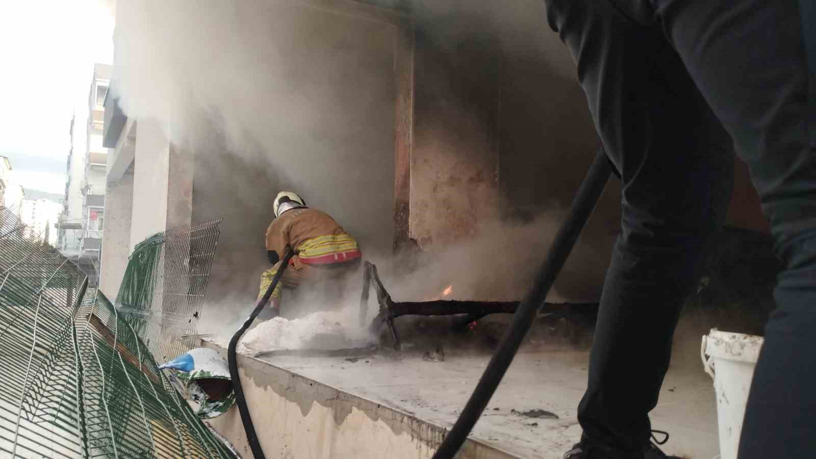 Hatay’da apartman dairesi ve metruk binada yangın
