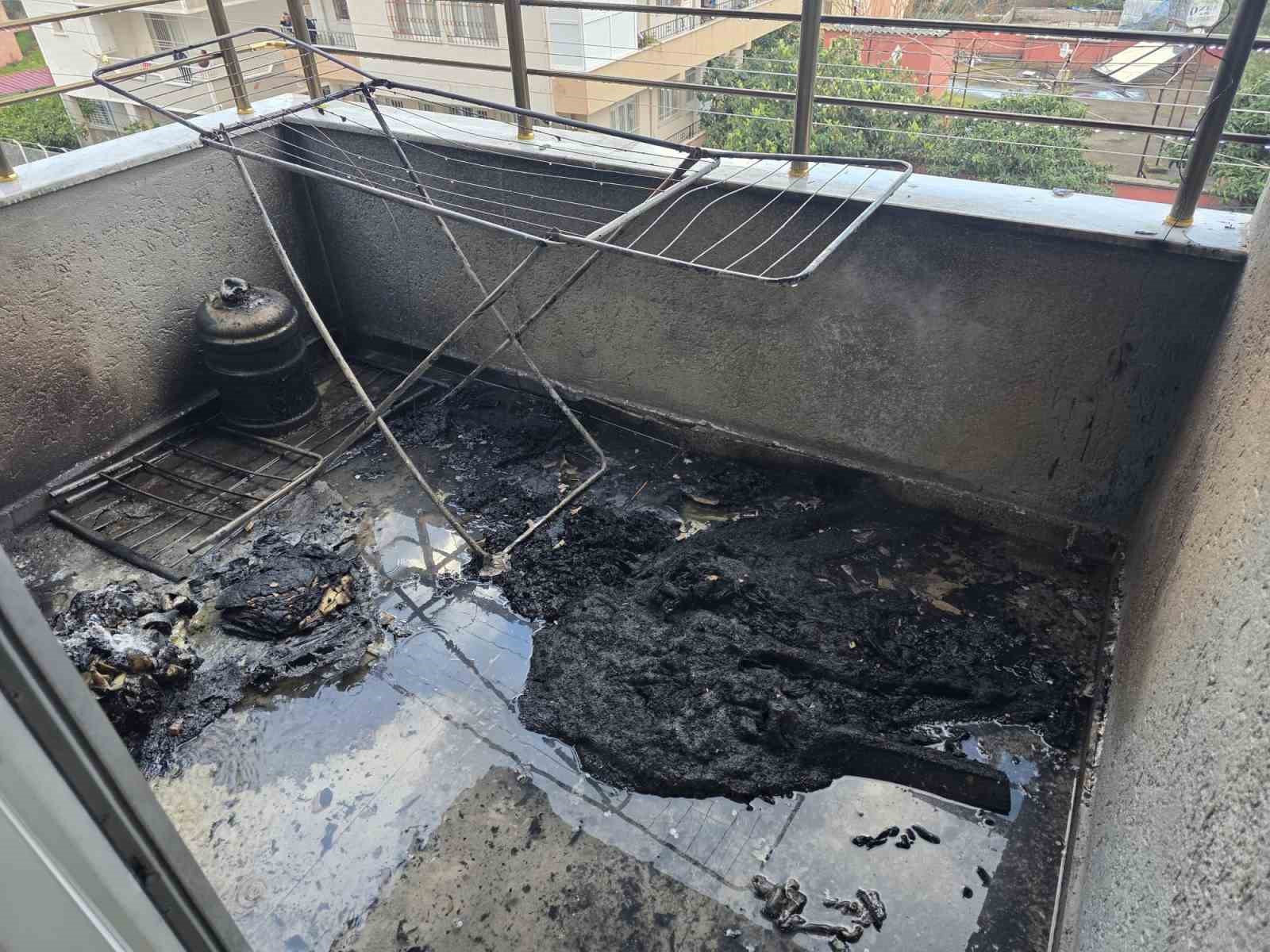 Hatay’da apartman dairesi ve metruk binada yangın
