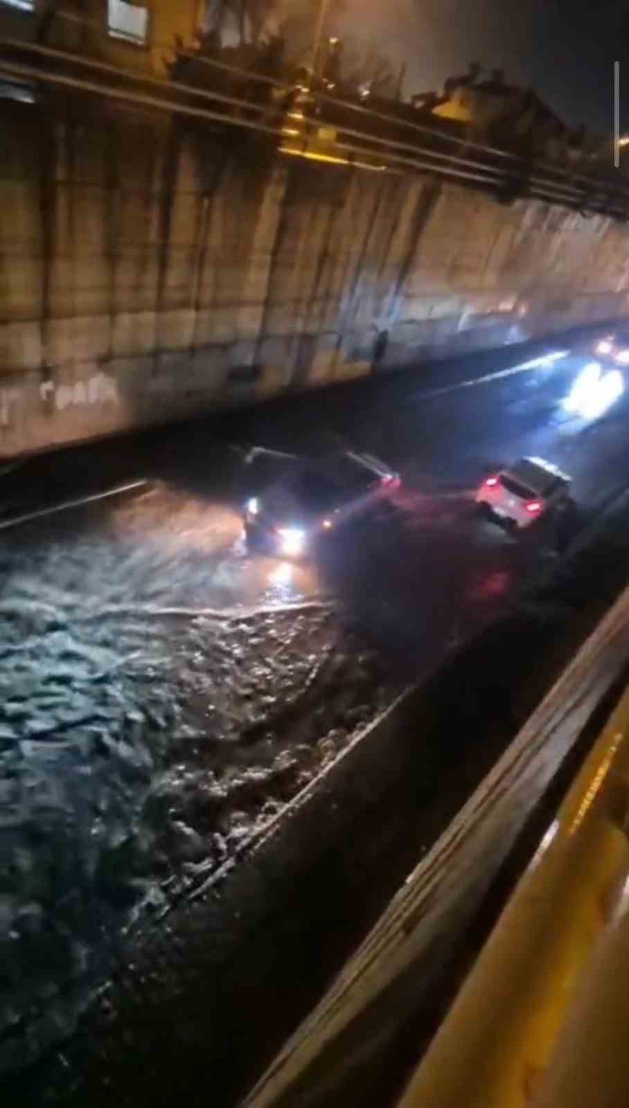 Hatay’da aşırı yağışların etkisiyle, göle dönen yollarda araçlar mahsur kaldı
