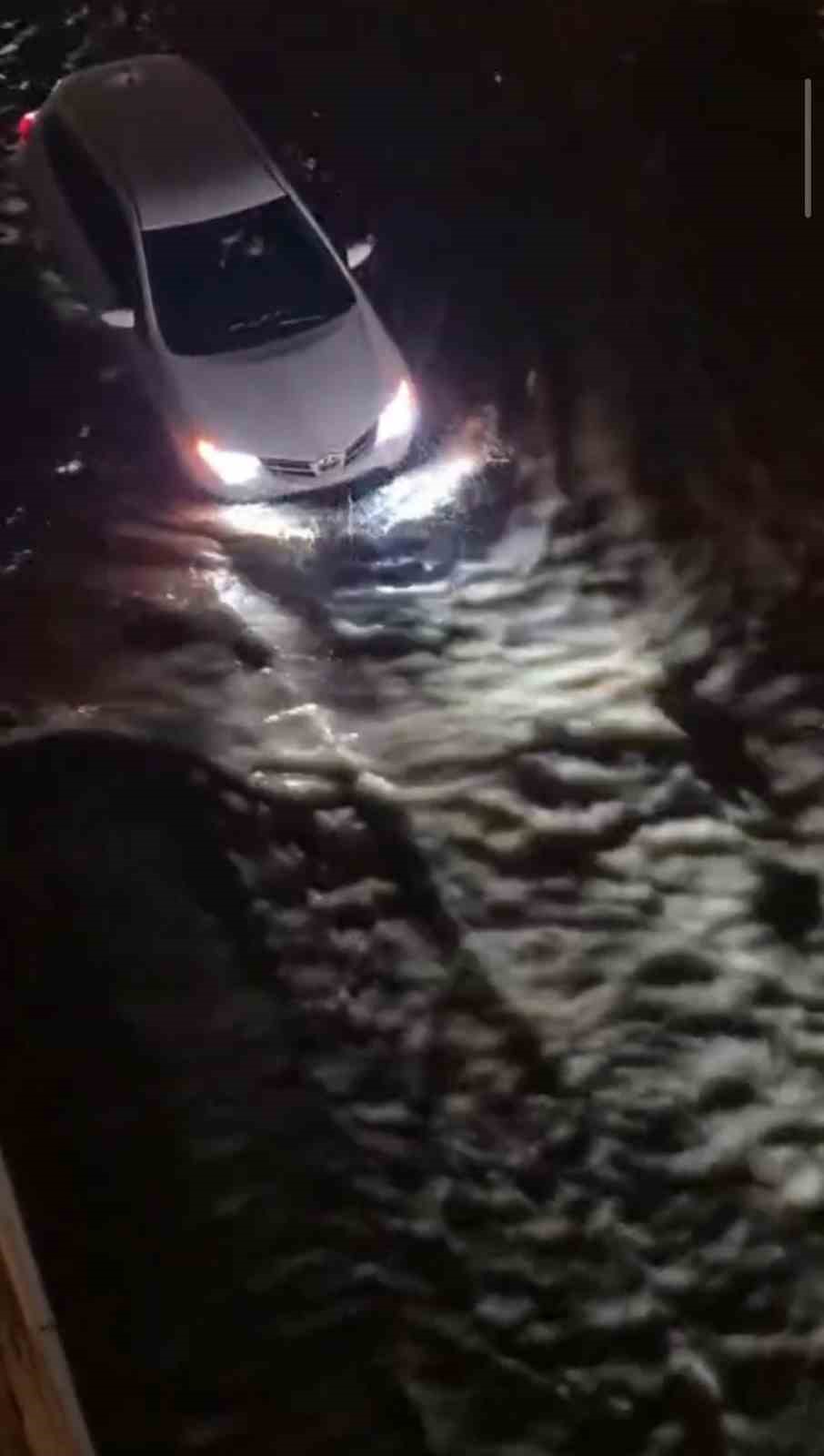 Hatay’da aşırı yağışların etkisiyle, göle dönen yollarda araçlar mahsur kaldı
