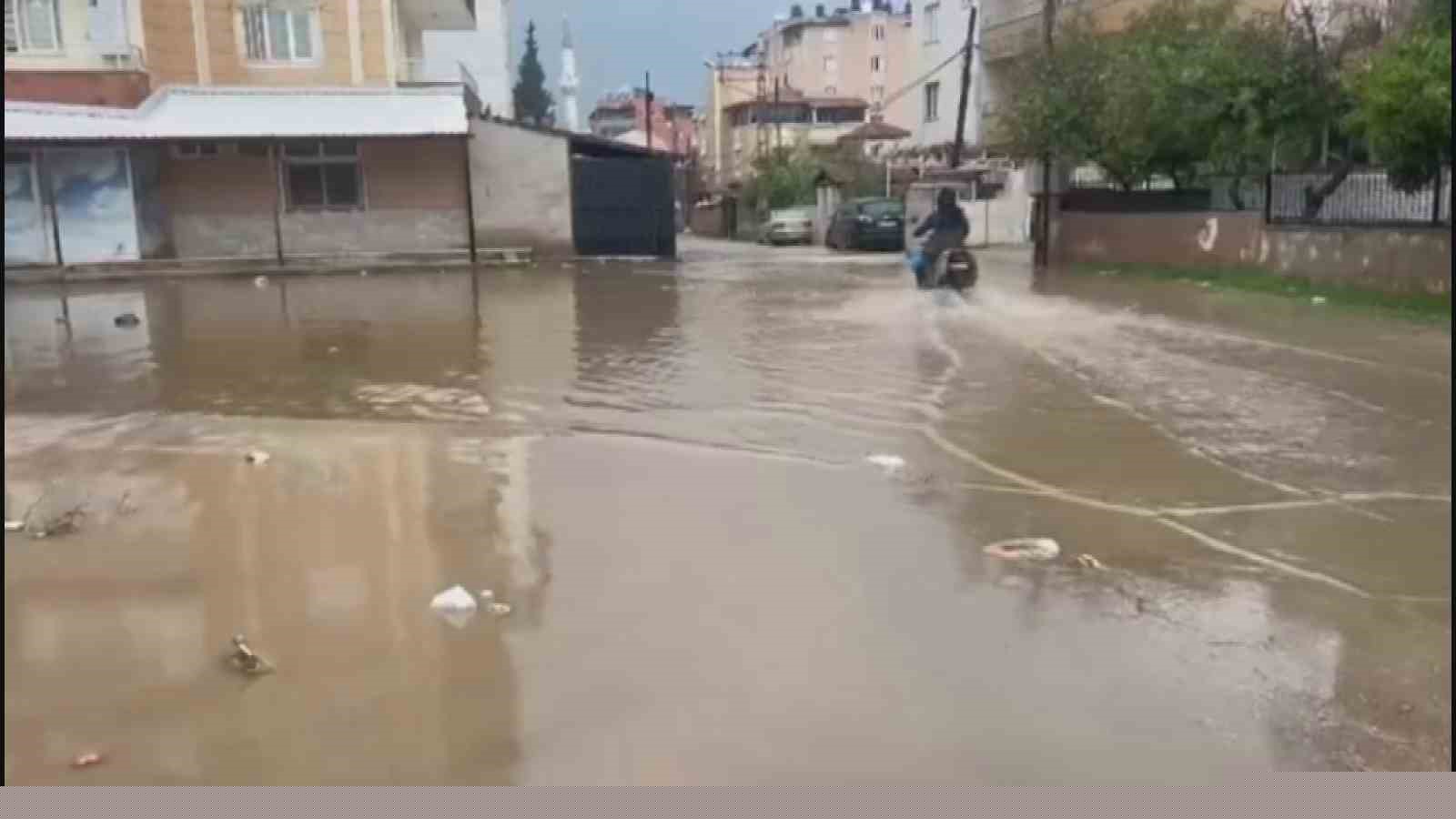 Hatay’da dolu ve sağanak yağış sonrası sel meydana geldi
