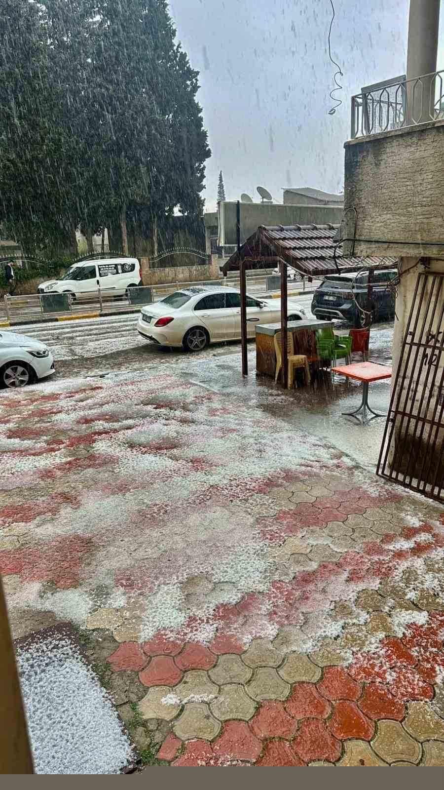 Hatay’da dolu ve sağanak yağış sonrası sel meydana geldi
