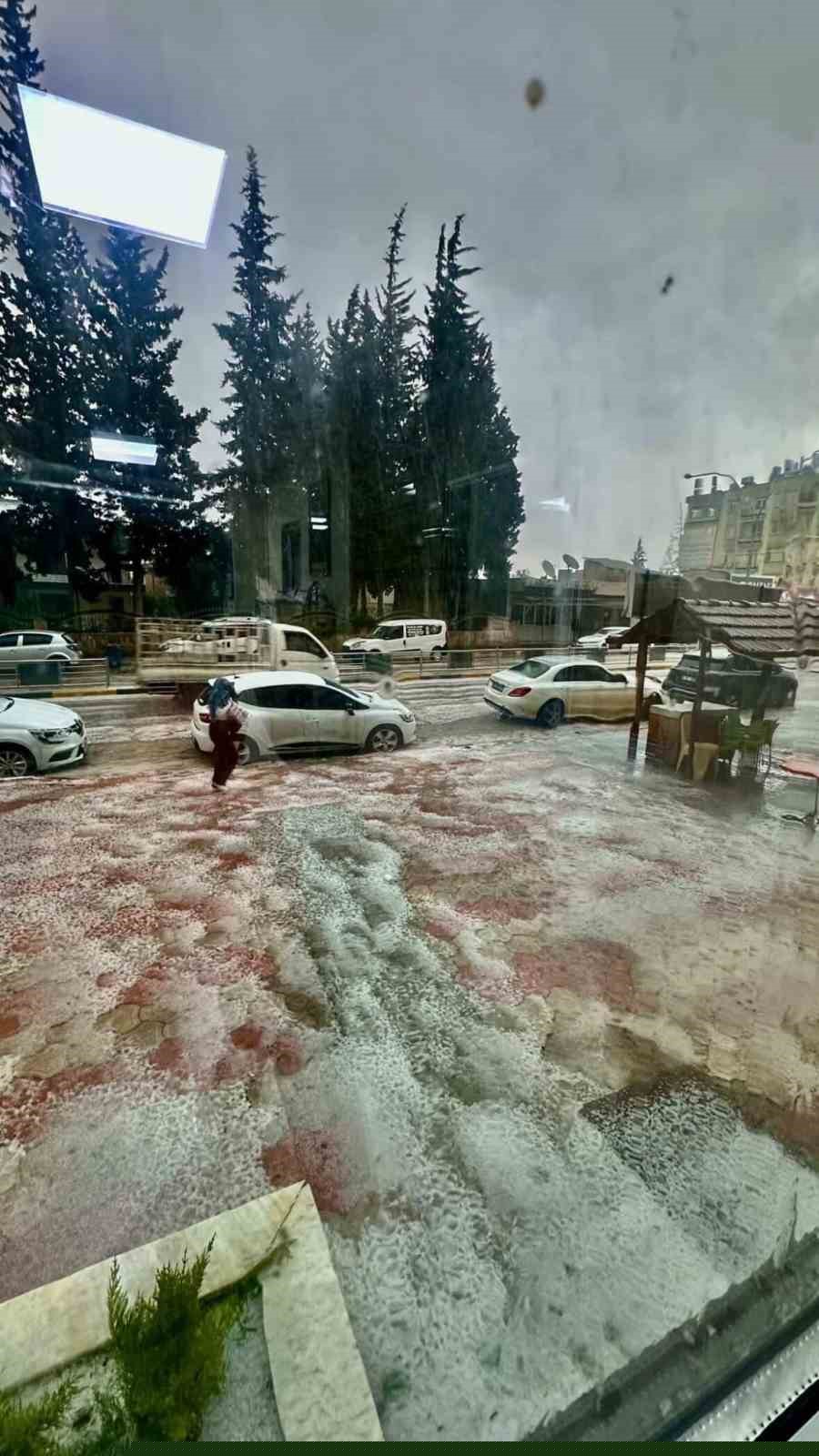 Hatay’da dolu ve sağanak yağış sonrası sel meydana geldi
