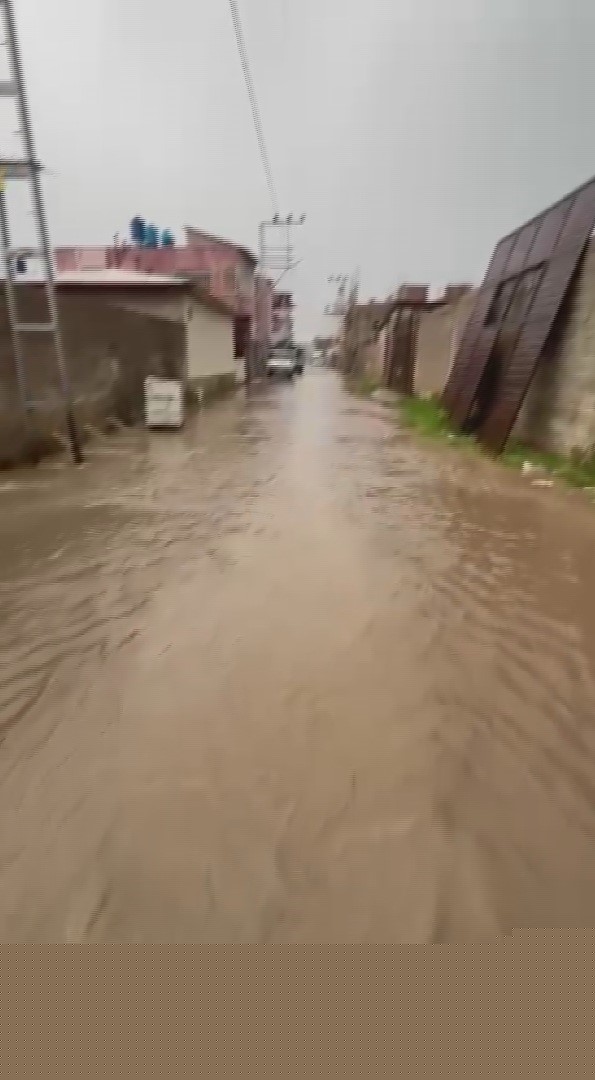 Hatay’da dolu ve sağanak yağış sonrası sel meydana geldi
