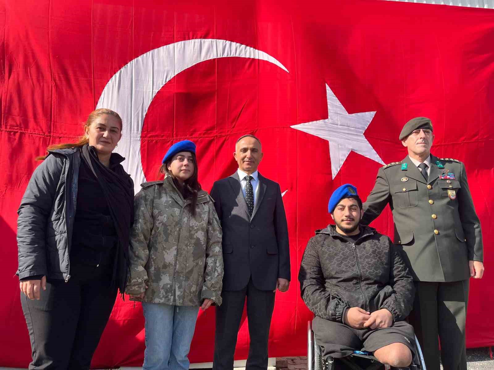 Hatay’da duygulandıran buluşma: Depremzede Beliz, 3 yıldır sakladığı emanetin sahibiyle bir araya geldi
