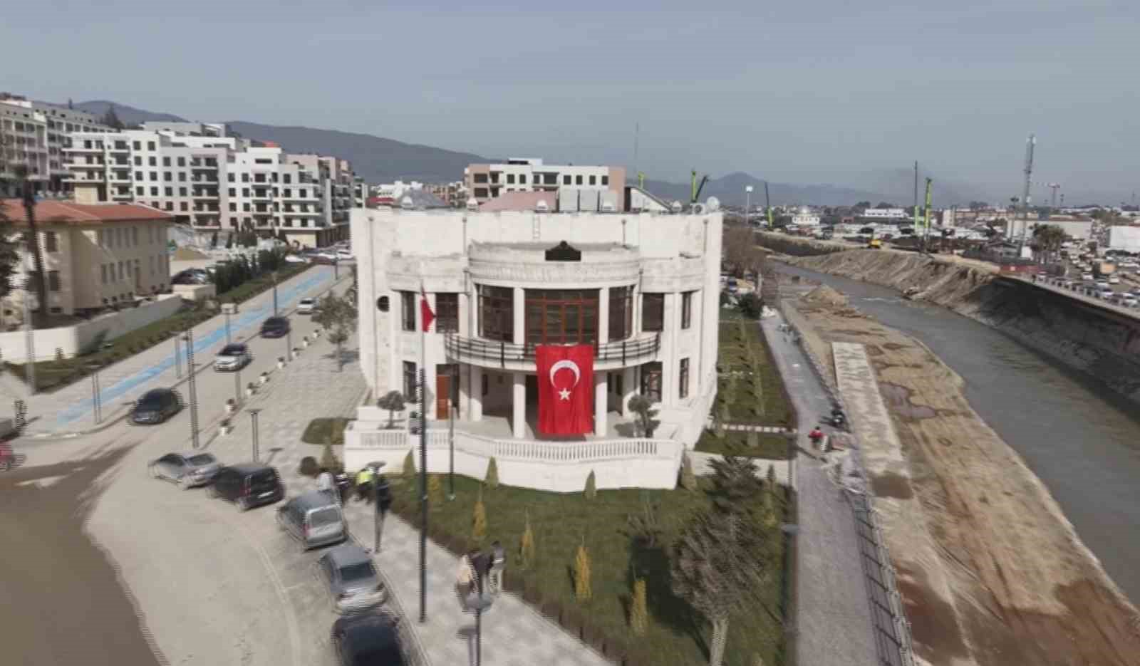 Hatay’da enkazdan taşları tek tek toplanan tarihi meclis binası 200 fore kazık üzerine yeniden inşa edildi
