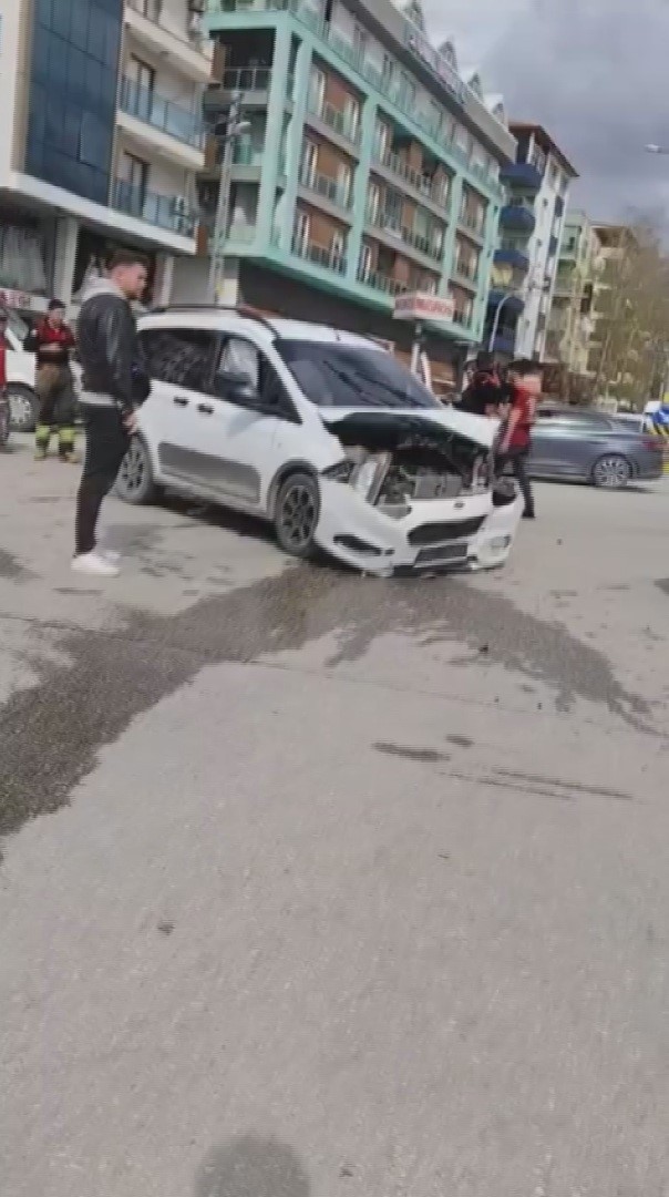 Hatay’da hafif ticari araç ile otomobilin çarpıştığı anlar kamerada
