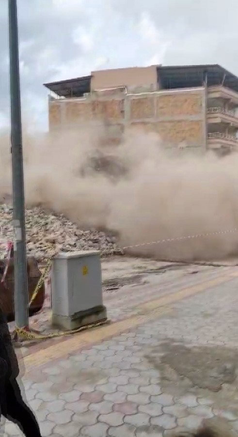 Hatay’da hasarlı 5 katlı bina iş makinesinin darbesiyle yerle bir oldu
