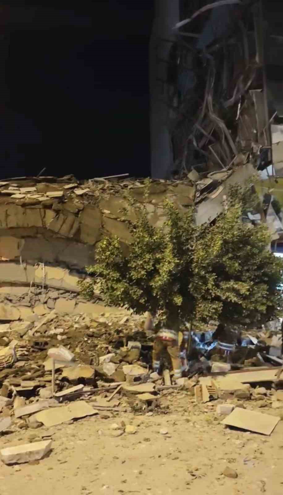 Hatay’da hasarlı bina yıkım esnasında çöktü
