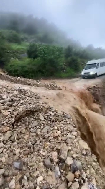 Hatay’da heyelan yaşanan yol ulaşıma kapandı
