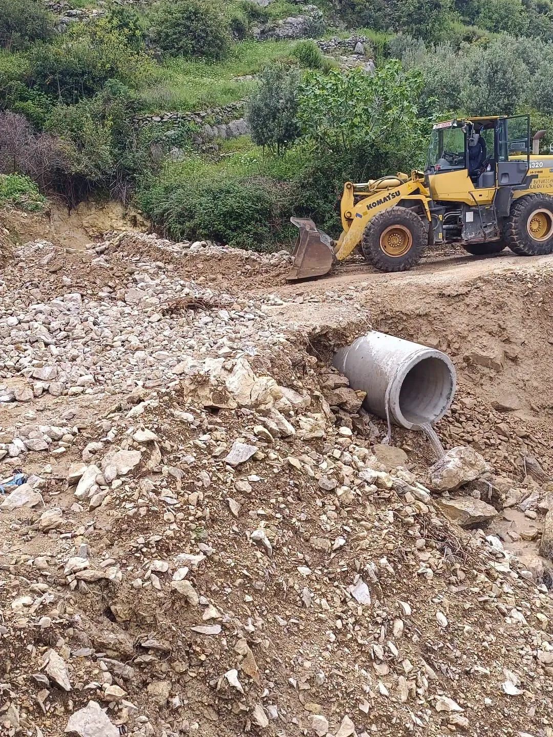 Hatay’da heyelan yaşanan yol ulaşıma kapandı
