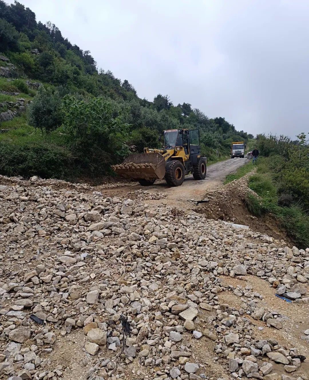 Hatay’da heyelan yaşanan yol ulaşıma kapandı
