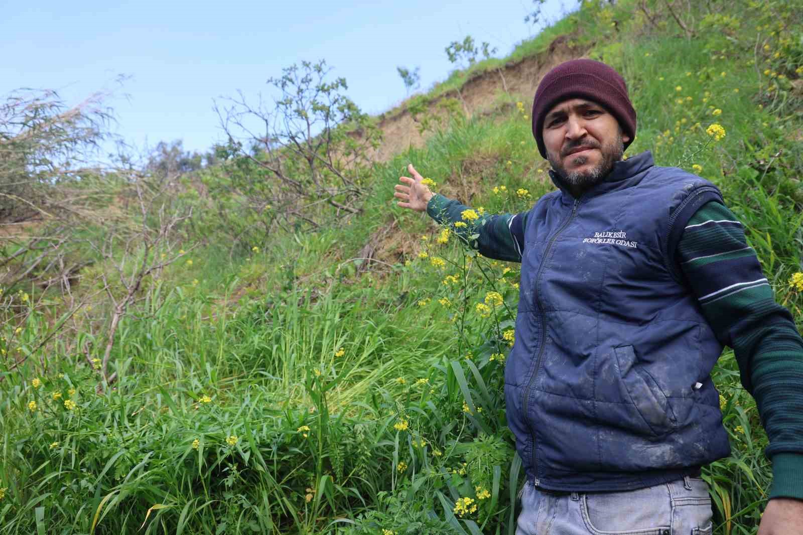 Hatay’da heyelanda önü toprakla dolan ahırda hayvanlar mahsur kaldı
