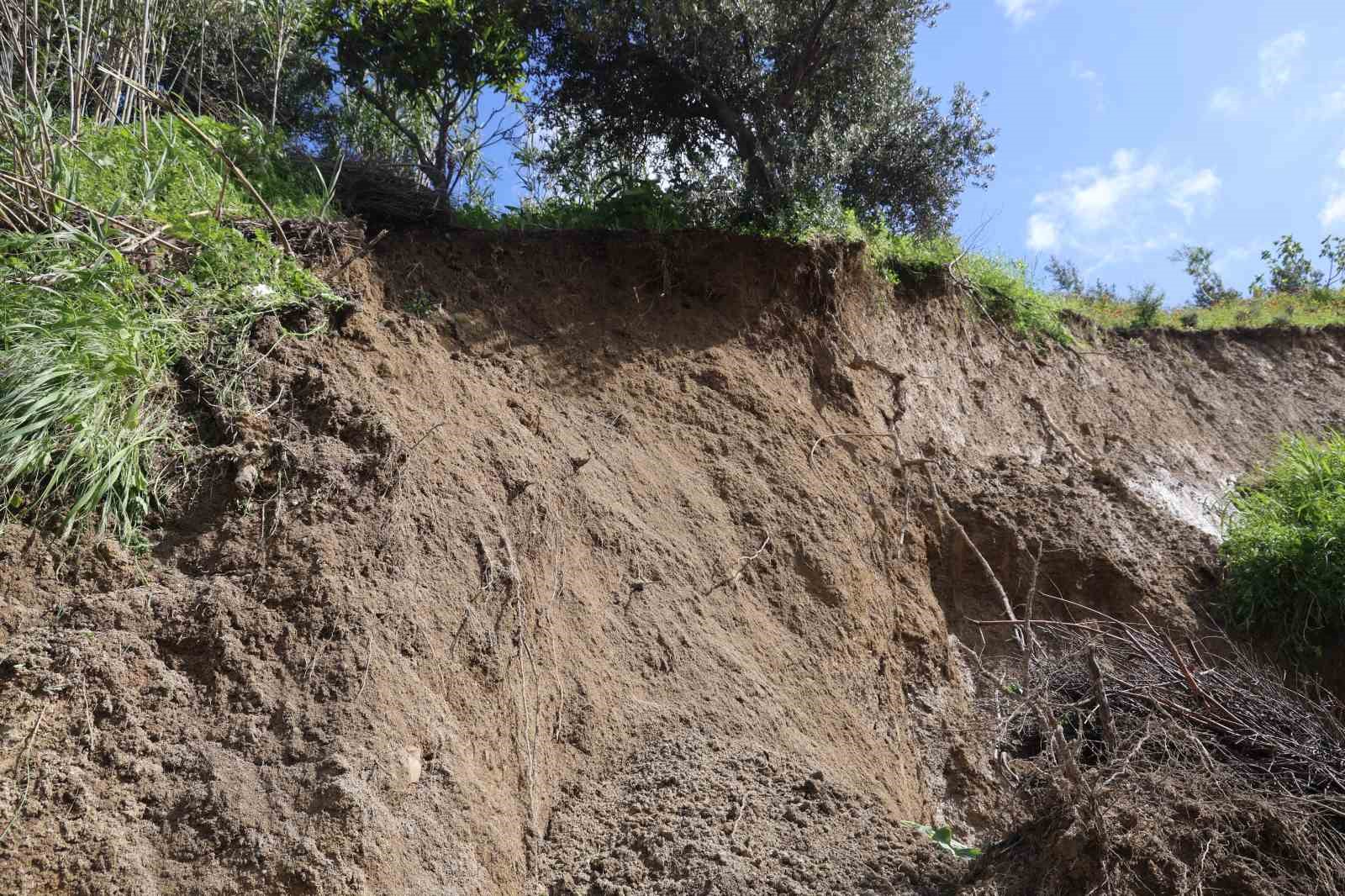 Hatay’da heyelanda önü toprakla dolan ahırda hayvanlar mahsur kaldı
