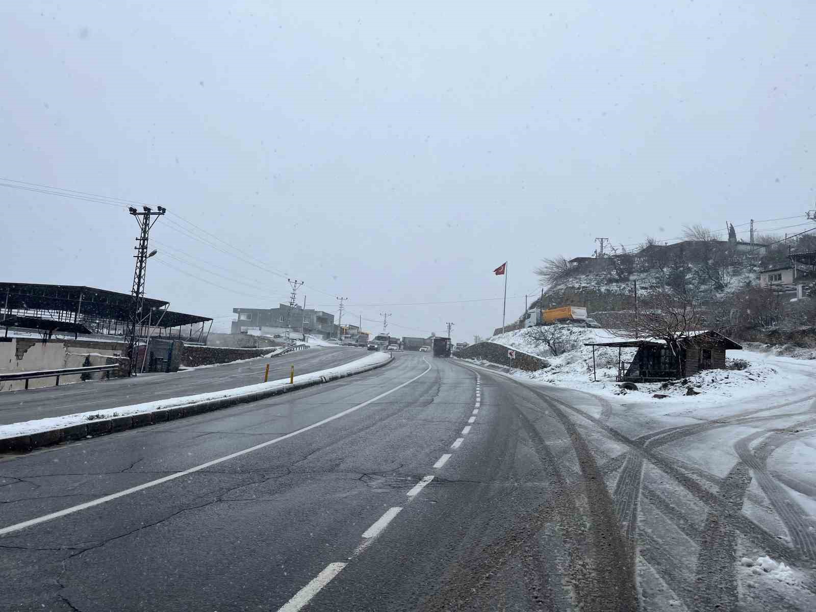 Hatay’da kar yağışı başladı

