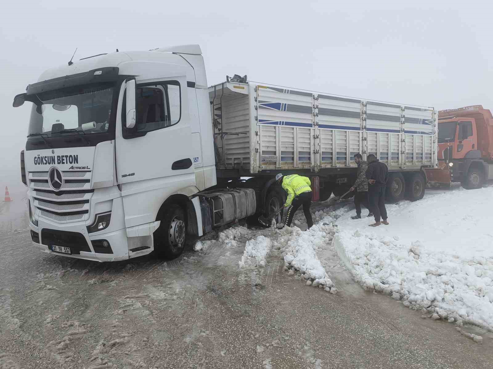 Hatay’da karla kaplı yolda sürücüler zor anlar yaşadılar
